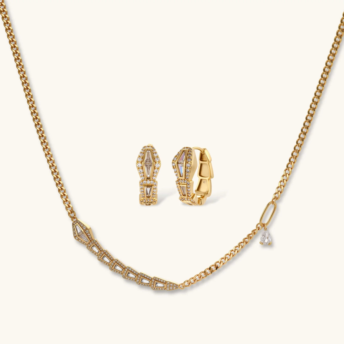 Geometrisches Luxus-Schmuckset mit goldener Halskette und passenden Ohrringen