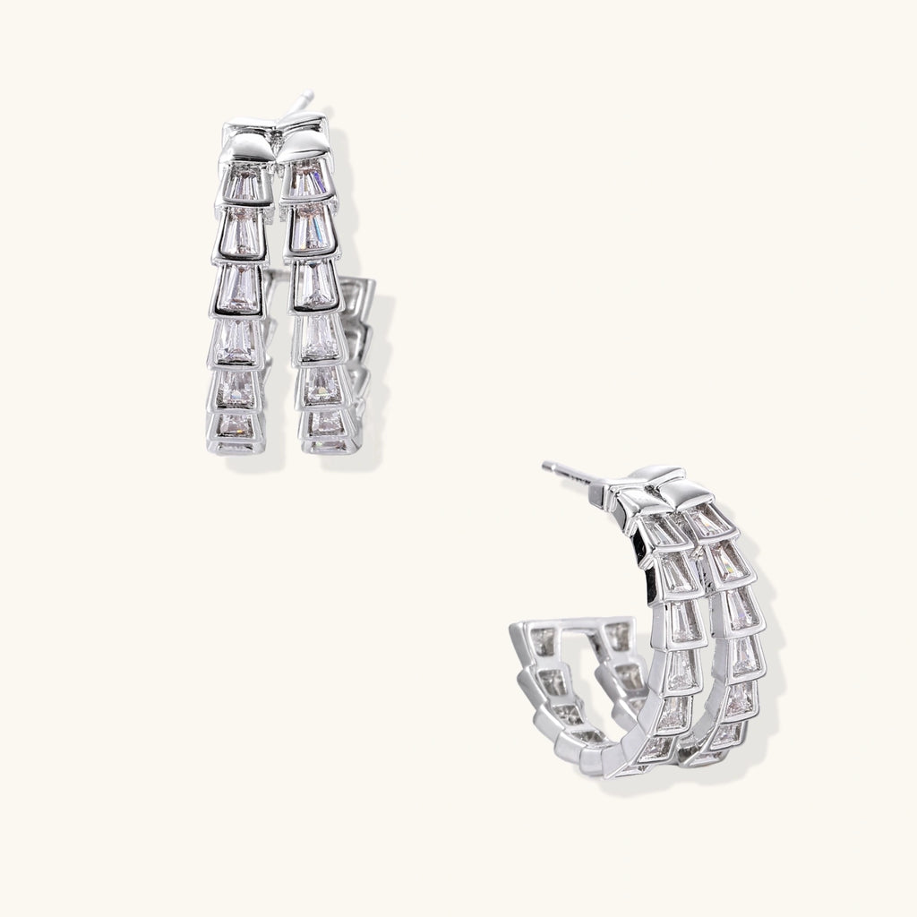 Silberfarbene Crystal Avenue Creolen mit zwei Reihen Baguette-Zirkonia