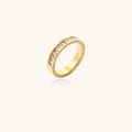 Schmaler goldener Bandring mit quadratischen Zirkonia und geometrischer Gravur