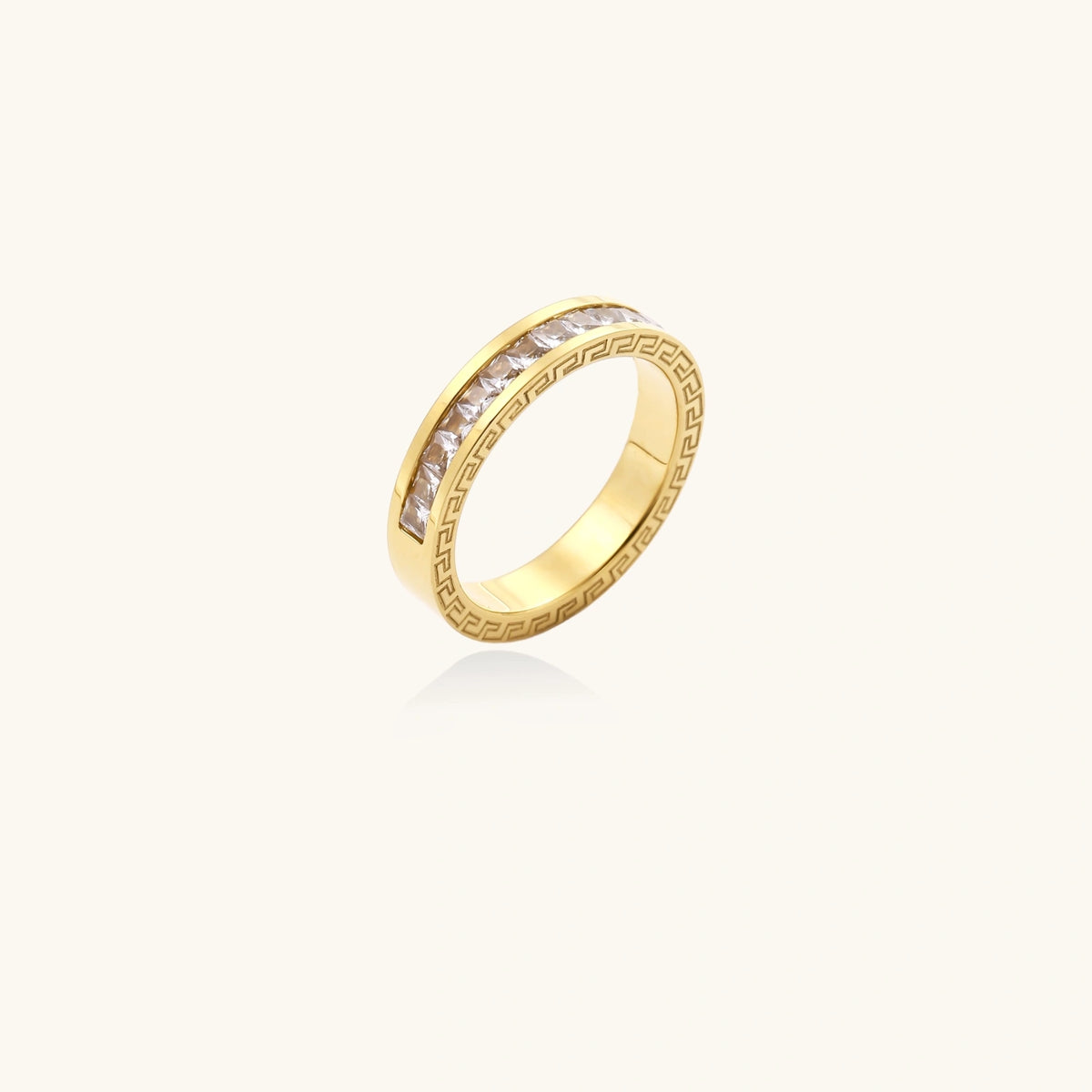Schmaler goldener Bandring mit quadratischen Zirkonia und geometrischer Gravur